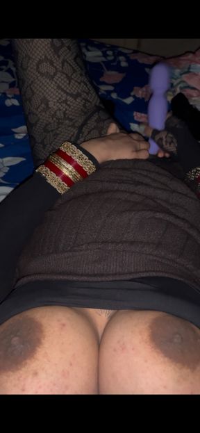 Desi indian newely married wife room me akele fun krte huye dildo k sath