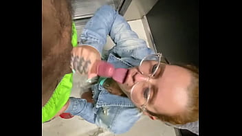 Bitch enters the elevator with a stranger and sucks his dick until he asks to put it in her pussy and cum in her mouth at the end