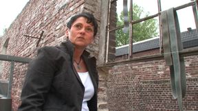 German cougar reaches the peak while using dildo