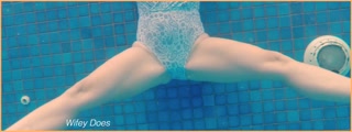 🔥HOT MILF flashes tits in hotel POOL - OF @WIFEYDOESPREMIUM