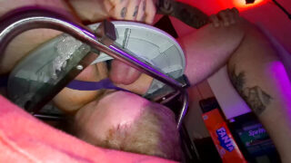 Amatérští potetovaní fešáci olizují zadky a tvrdě se šukají v domácím gay klipu