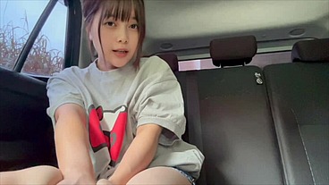 車でよだれが垂れそうなくらい気持ちいいクチュクチュオナニーしてしまいました…