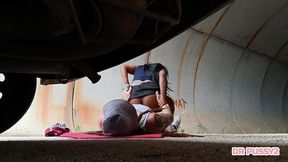 africana sem calcinha tem o carro avariado e quando se baixa para ver o problema e surpreendida por desconhecido de pau duro que a fode na sua cona quente e suculenta em varias posicoes sem camisa