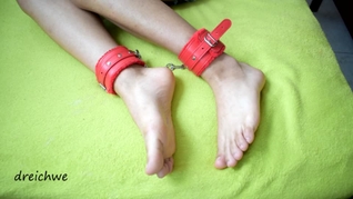 Pies bongage con bdsm esposas
