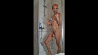 Des Allemands amateurs poilus se livrent à des ébats sexuels sous une douche chaude, avec des gros plans intenses sur des pénétrations anales non circoncises.