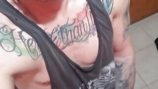 Vídeo em close de jovens gays amadores, com pênis grande, sendo fodidos analmente.