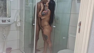 Mijando na cara da Bettina Alvarenga depois recebeu o Pau Grande do Baiano Na bucetinha Apertada ainda gozei tudinho na boca dela