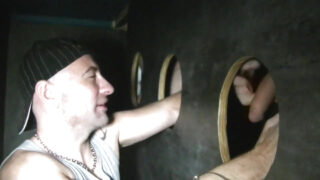 De Franse amateur Jess Royan zuigt aan grote piemels bij een glory hole voordat ze zonder condoom door een groep mannen wordt genomen.