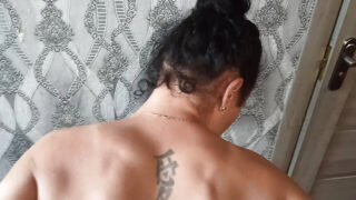 Un mec baise une MILF européenne amateur et mature et lui fait une grosse giclée de sperme avec sa grosse bite.