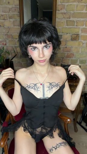 SLIM SOLO GIRLFRIENDS WARDROBE MALFUNCTION REVEAL