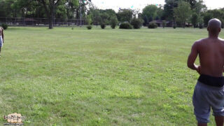 Un grosso cazzo nero martella a pelo due fusti europei dopo un'intensa azione di succhiamento e leccamento del cazzo con eiaculazioni bollenti