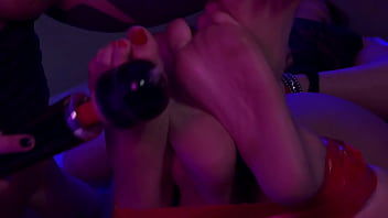 GORDINHA GOSTOSA AMARROU AS AMIGAS E CHUPOU OS PEZINHOS DELAS