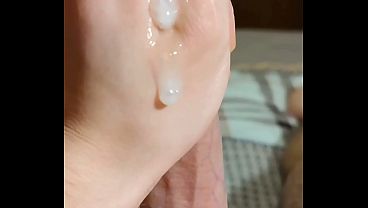 Amateur with big cock wanks off in the morning with a vibrating toy and