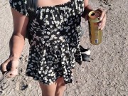 ladyboy hermosa con minivestido camina en publico con sandalias muy caliente