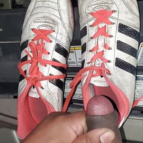 mechanic found smelly soccer shoes in van