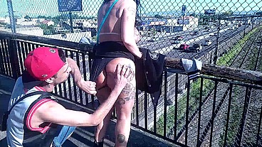 Parei com o boy pra fazer um exibicionismo na passarela.
