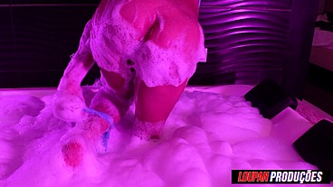 putinha se exibindo na banheira e levando porra na boca - Sandy - Loupan Produções
