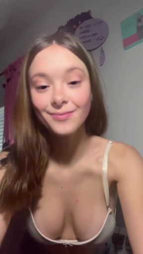Amateur cute teen exposes her only fans