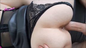 enfilade en soulevant sa jupe cuir