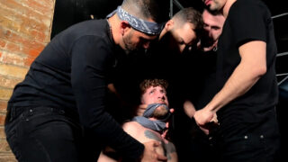 Nicholas Bardem y Thiago Monte reciben un intenso bombardeo anal en un gangbang crudo