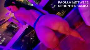 Paolla Hotwife fode gostoso com mascarado em quarto de motel. A puta casada &eacute_ insaci&aacute_vel e n&atilde_o nega uma transa com macho comedor. A sua vis&atilde_o comendo a puta casada &eacute_ exatamente essa!