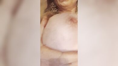 Miafoxymilf a pecora infilando in doppia penetrazione. Cosi il suo clitoris e piu gonfio