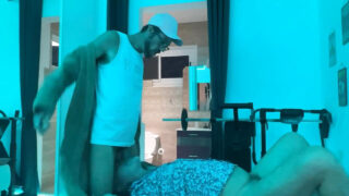 Amatérské domácí video s tlustými gay medvědy, kteří dostávají anální sex bez sedla a kouří penisy