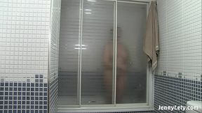 Voyeurisme Espionne cette amatrice dans sa salle de bain ! Toute nue !