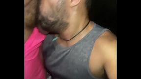 Seguran&ccedil_a sendo mamado no banheiro por um jovem gay mamador de rola de mach&atilde_o.