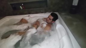 yuri gaucho - dotado relaxando no banho de espuma e depois foi transar