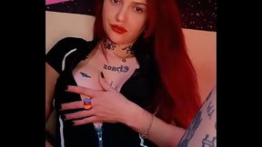 Ruiva esfregando a boceta suculenta