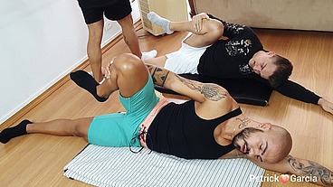 O professor de yoga e os alunos tarado