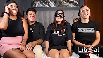 Cornuda graba a su esposo en tr&iacute_o con petite unicornio y mejor amigo