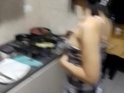 Hermosa jovencita modela su cuerpo perfecto en público. Latina con vestido corto Big ass amateur