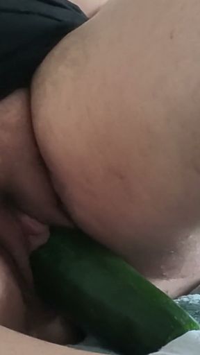 I fuck the thick zucchini, but it's too thick   Clip 1