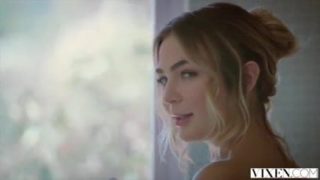 Blonda americană cu țâțe mici Blair Williams și Kendra Sunderland sunt futute în anus hardcore