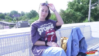 Kotitekoinen elokuva amatööri tatuoidusta lutkasta alusvaatteissa, sukkahousut ottavat kukkoa peräreiästä suuhun