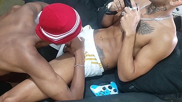 Veio jogar vídeo-Game aqui em casa e entrou na vara.