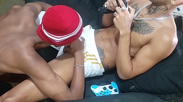 Veio jogar vídeo-Game aqui em casa e entrou na vara.