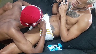 Veio jogar vídeo-Game aqui em casa e entrou na vara.