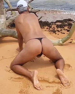 LadyPamela de calcinha na praia que bunda gostosa de marquinha