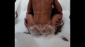 Esposinha putinha sentando na rola do comedor dentro da hidromassagem e o marido filmando do lado de fora e batendo punheta