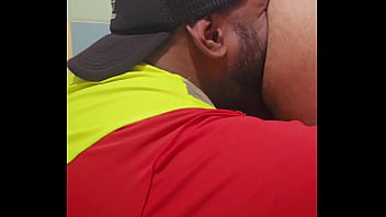 Oper&aacute_rios casado se pegando no banheiro