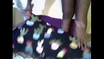 Morena mani&aacute_tica se masturba hasta tener un squirt espectacular