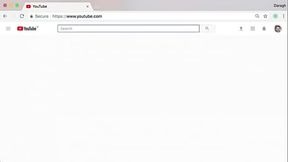 Pedreiro passando a massa na diretora