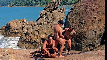 Pelados e fodidos orgia na praia fodendo na praia - Parte 03