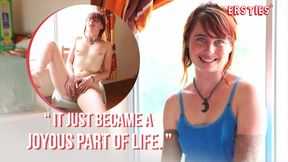 Hairy natural babe Ezmerelda plays with her pussy