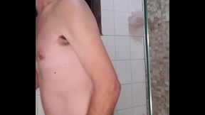 Fui tomar banho esperando minha putinha safada Daiane belan pra arrega&ccedil_a a buceta dela no chuveiro