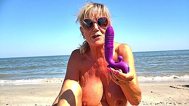 DirtyMilfTina Mit dem Dildo am Strand