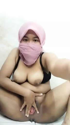 Indonesian masturbating colmek until orgasm